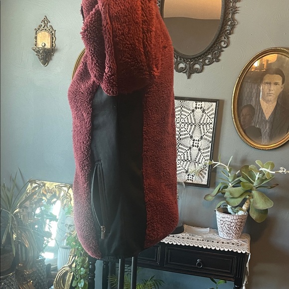 Columbia Women's Deep Red Sherpa Jacket - Picture 5 of 8